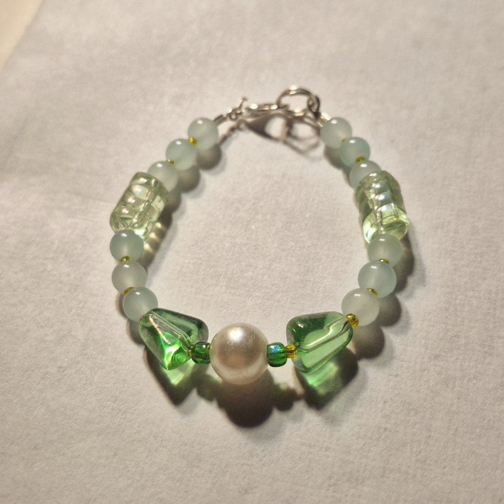 Green glass bead bracelet with metal latch